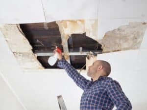 come togliere la muffa dal soffitto?